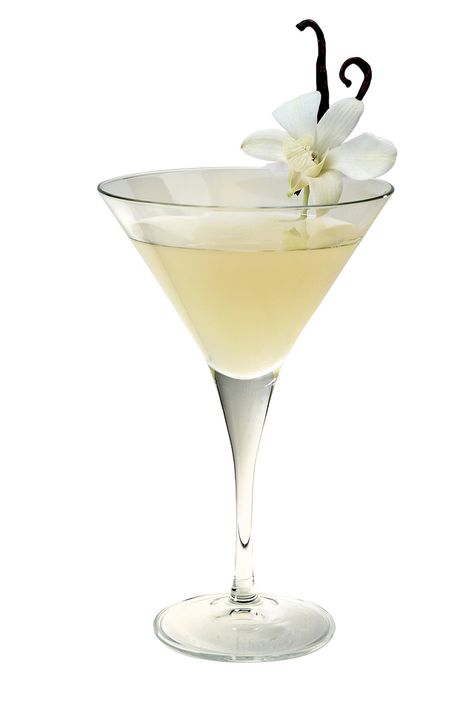 Sadly, Navan is no longer around, but there are other great vanilla liqueurs around so we can still enjoy this easy Natural Vanilla Martini with Belvedere Vodka. Vanilla Martini, Vanilla Vodka Drinks, Vanilla Cocktail, Vanilla Liqueur, Summer Vodka Cocktails, Homemade Vanilla Extract, Gin Cocktail Recipes, Vodka Martini, Vanilla Vodka