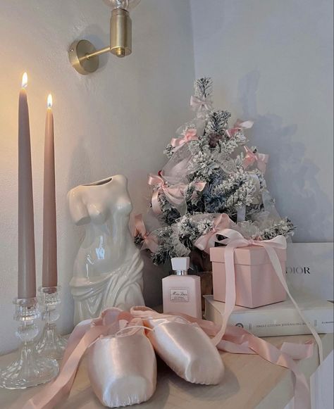 Dollete Christmas, Light Pink Winter Aesthetic, Pink Christmas Bedroom Aesthetic, Soft Pink Christmas Aesthetic, Christmas Room Decor Pink, Light Pink Christmas Aesthetic, Pinkmas Aesthetic, Girly Christmas Aesthetic, White And Pink Christmas