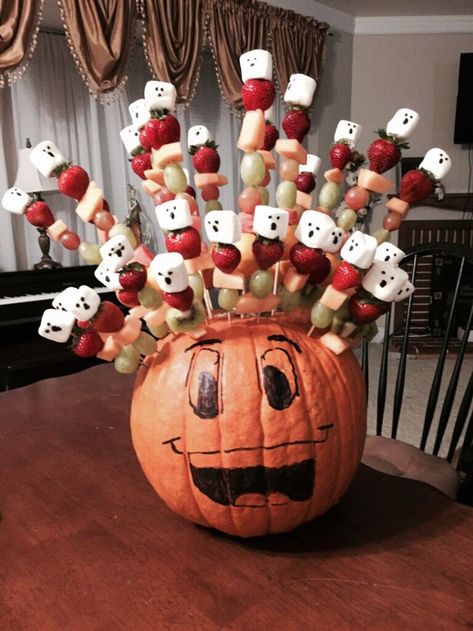 Fruit Kebabs Ideas Skewers Halloween, Halloween Fruit Sticks, Fruit Kabobs Halloween, Pumpkin Fruit Skewers, Pumpkin Fruit Kabobs, Halloween Buffet Food For Kids, Skeleton Fruit Tray, Halloween Fruit And Veggie Tray, Halloween Kabobs