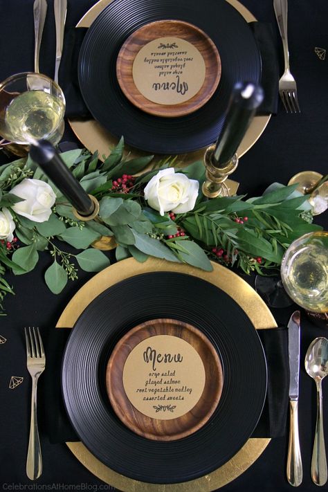 Black Party Table Decor, Men Dinner Party Decor, Black And Gold Dinner Table Setting, Festa Rock Roll, Dinner Party Tablescapes, Thanksgiving Table Settings Simple, Simple Thanksgiving Table, Dinner Party Table Settings, Tafel Decor