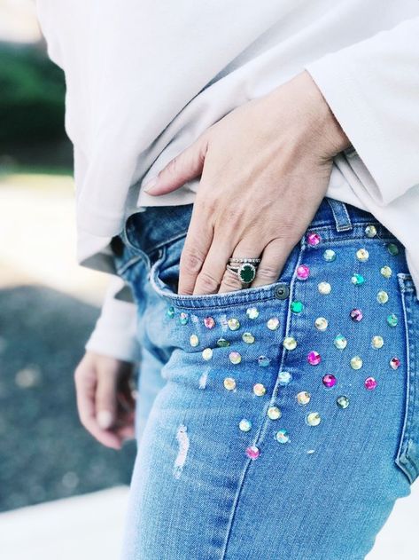 How to make your own DIY Embellished Jeans #ontheblog #besosalina Denim Jeans Diy, Bedazzled Jeans, Diy Gem, Diy Valentine's Day Decorations, Denim Tears, Rhinestone Jeans, Bling Jeans, Embellished Clothing, Embellishment Diy