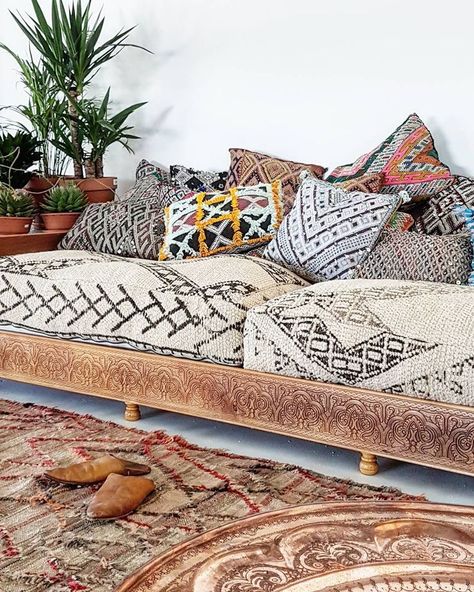 Mid century vibes. #midcentury #homedecor #homeideas #home #sofa Daybed Couch, Modern Bohemian Home Decor, Modern Bohemian Home, Moroccan Bedroom, Moroccan Homes, Moroccan Interiors, Style Deco, 자수 디자인, Boho Interior