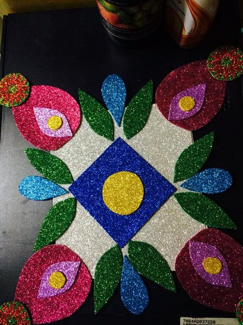 foam rangoli Glitter Foam Sheet Rangoli, Paper Rangoli Ideas, Paper Rangoli Craft, Dusshera Decoration, Paper Rangoli, Ganpati Design, Divali Decoration, Folder Decoration, Diy Rangoli