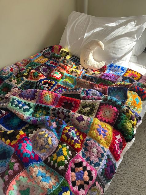 Knitted Blanket Aesthetic, Blanket Crochet Aesthetic, Crochet Bed Decor, Hippie Crochet Blanket, Crochet Decorative Pillows, Granny Square Blanket Aesthetic, Crochet Dorm Decor, Plushies Bed, Crochet Blanket Aesthetic