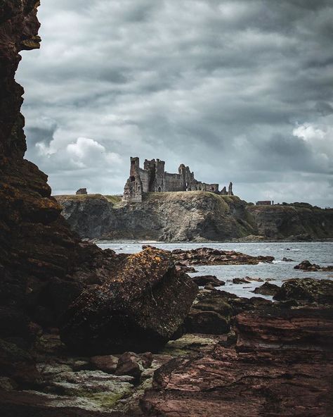 Scotland Aesthetic, Pictures Of Beautiful Places, Inktober 2024, North Berwick, Medieval Aesthetic, Abandoned Castles, Country Holiday, Scenic Art, 7k Followers