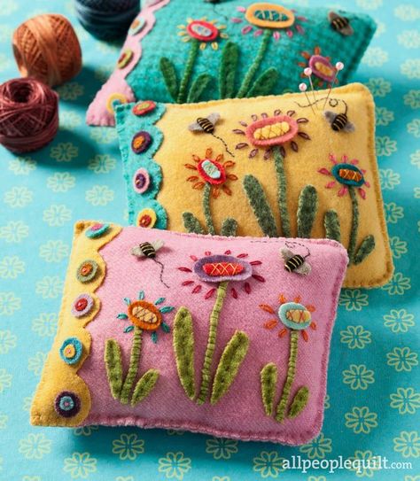 Pincushion Patterns, Felt Pincushions, Motifs D'appliques, Egg Ornaments, Crewel Embroidery Patterns, Pin Cushions Patterns, Wool Felt Projects, Holiday Sewing, Wool Applique Patterns