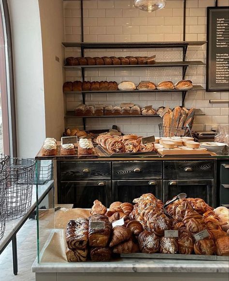 French Cafe Decor, Bagel Cafe, Bakery Shop Design, Bakery Store, Bakery Interior, Bakery Design Interior, Italian Bakery, Coffee Shop Bar, French Bakery