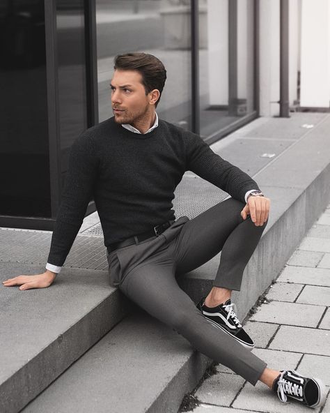 Gefällt 2,123 Mal, 39 Kommentare - MALI KARAKURT (@malikarakurt) auf Instagram: „gray like the weather. ☁️ rate this look from 1 to 5 in the comments below |“ Business Casual Fall, Mens Business Casual Outfits, Mens Fashion Classy, Business Casual Men, Mens Winter Fashion, Gentleman Style, Mens Accessories Fashion, Mens Casual Outfits, Business Casual Outfits