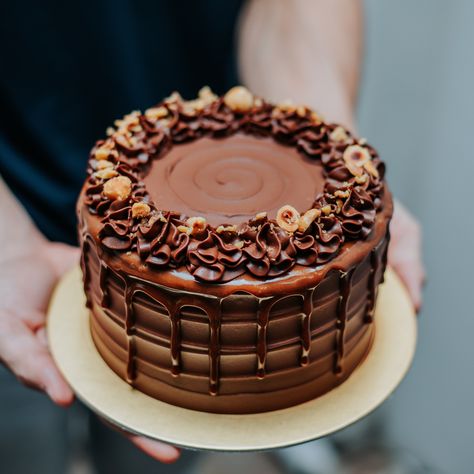 Hazelnut Praline Cake, Hazelnut Cake Decoration, Hazelnut Chocolate Cake, Brownies Ideas, Praline Cake, Chocolate Hazelnut Cake, Cookie Dough Cake, Chocolate Cake Designs, Hazelnut Cookies