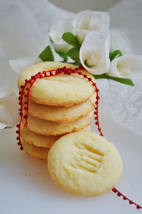 There are so many butter cookie recipes out there! Its hard to pick a favorite. However, I’ve seen that my people particularly give these melting moments cookies special attention. They are s… Butter Cookie Recipes, Melting Moments Cookies, Edible Holiday Gifts, Mediterranean Foods, Melting Moments, Buttercream Filling, Its Hard, Butter Cookies Recipe, Butter Cookie