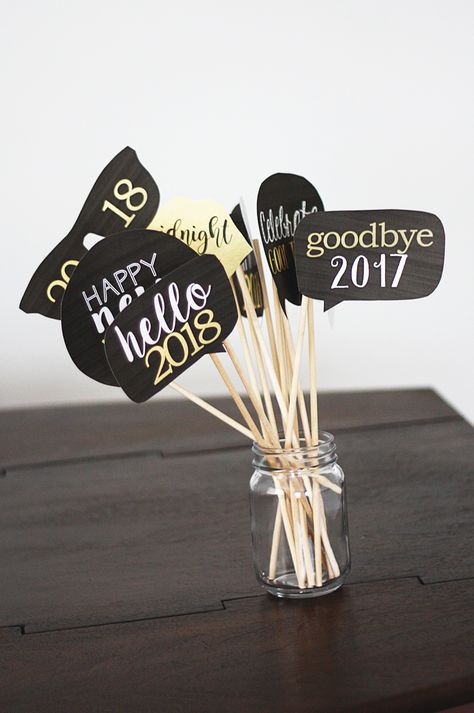 New Year Photobooth Props, Nee Year Decoration, New Year Photo Booth Ideas, Diy New Year Decorations, New Years Party Decorations Diy, Nee Years Eve Decorations, New Years Diy Decorations, New Year Diy Decorations, New Years Eve Photo Backdrop