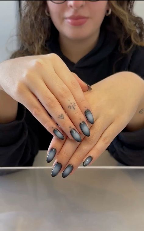 Aura nails black and whitenails auranails nailart uñas Spooky Aura Nails, Aura Nails Black And White, Black White Aura Nails, Nails Edgy Grunge, Halloween Aura Nails, Black And White Aura Nails, Acrylic Nail Inspo Almond, Aura Nails Black, Dark Aura Nails