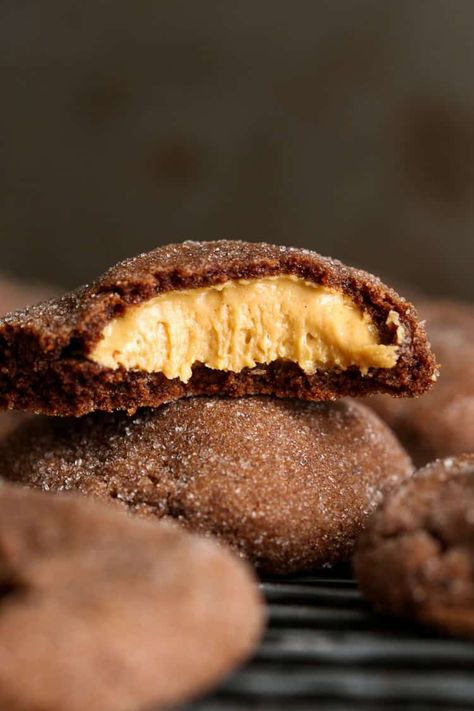 Peanut Butter Stuffed Chocolate Cookies are thick cookies stuffed with a sweet, creamy peanut butter filling. A decadent dessert recipe, but simple to make! #peanutbutter #chocolatecookies #cookies #peanutbutterchocolatecookies #peanutbutterfilledcookies #chocolatedesserts #easycookierecipe Stuffed Chocolate Cookies, Stuffed Cookies, Healthy Protein Snacks, Twix Cookies, Chocolate Peanut Butter Cookies, Filled Cookies, Halloween Baking, Peanut Butter Filling, Peanut Butter Recipes