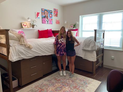 Tcu Dorm Room Ideas, Tcu Dorm, Uga Dorm, Preppy Dorm Room, Dream Dorm Room, Dorm Design, College Dorm Room Essentials, Dream Dorm, Dorm Inspo