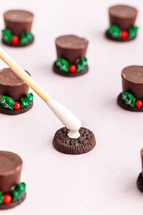 These adorable Oreo Snowman Balls will add a fun and festive touch to your next holiday party. They're delicious, no-bake treats that are almost as fun to make as they are to eat. Snowman Oreo Balls, Oreo Snowman, Easy Christmas Treats, Oreo Balls, Fun Money, Snowman Cookies, Christmas Foods, Christmas Candy Recipes, Candy Recipes Homemade