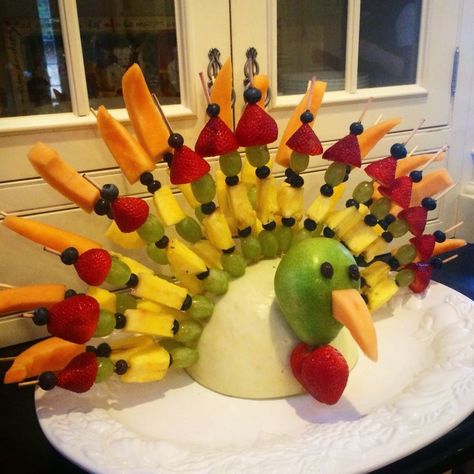 haw cute Thanks Giving Fruit Platter, Thanksgiving Fruit Skewers, Turkey Fruit Charcuterie Board, Fruit Platter For Thanksgiving, Turkey Garnish Ideas, Turkey Food Art, Thanksgiving Fruit Turkey, Fruit Thanksgiving Ideas, Fruit Turkey Kabobs