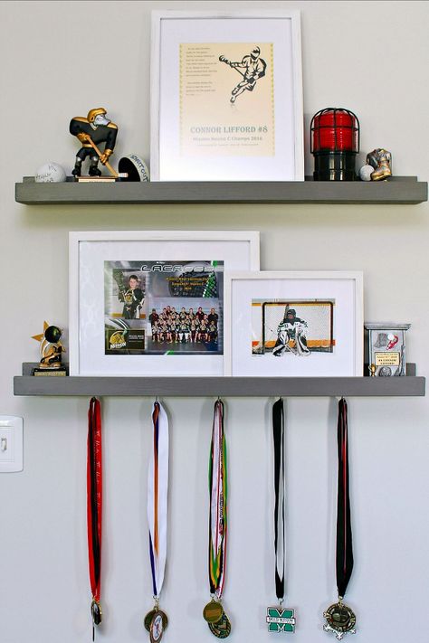 Sports Room Boys, Bedroom Organization Ideas, Organization Hacks Bedroom, Kids Bedroom Organization, Kids Bedroom Boys, Room Organization Bedroom, Sport Bedroom, Clever Kids, Cool Kids Bedrooms