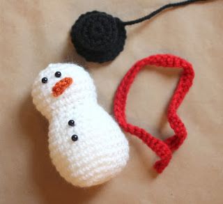 Crochet Snowman Pattern - Repeat Crafter Me Easy Crochet Snowman, Easy Crochet Snowman Free Pattern, Amigurumi Snowman Free Pattern, Snowman Hat Pattern, Crochet Snowman Pattern, Crocheted Snowman, Snowman Amigurumi, Xmas Crochet, Snowman Crochet