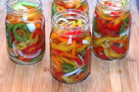 Peter Piper's Pickled Peppers Pickled Bell Peppers Recipe, Canning Bell Peppers, Canning Peppers, Pickled Foods, Pickled Green Tomatoes, Peter Piper, Pickled Peppers, Canning Pickles, Pickling Spice