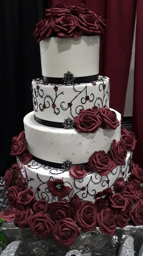 Vampire Quinceanera Dress, Quinceanera Cakes Black, Vintage Gothic Wedding Cake, Quinceanera Cakes Burgundy, Vampire Wedding Cake, Gothic Wedding Cake Ideas, Gothic Wedding Cake Simple, Gothic Wedding Food, Horror Wedding Cake