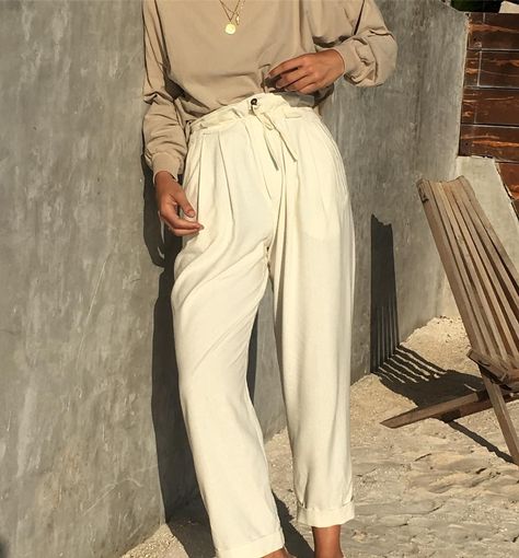 Na Nin Vintage (@naninvintage) on Instagram: “Na Nin's Townes Trouser in raw silk coming soon.” Bag Pants Outfit, Paper Bag Pants Outfit, Paper Bag Pants, Bag Pants, Beige Outfit, Travel Outfit Summer, Easy Style, Mode Hijab, Mode Inspo