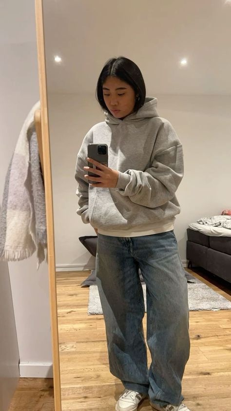 Jeans And Outfit Hoodie, Mom Jeans And Jacket Outfit, Baggy Skater Jeans Outfit, Hoodie Baggy Outfit, Outfits W Hoodies, Outfits Ideas With Hoodies, Baggy Jeans Autumn Outfit, Grey Hoodie Jeans Outfit, Thrifted Baggy Outfits