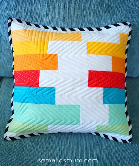 Samelia's Mum: Quilted Pillows for the Modern Quilt Tour with Riley Blake Designs - #ConfettiColors #RileyBlakeDesigns Owl Quilts, Quilted Pillows, Quilted Pillow Covers, Modern Quilt Blocks, Sewing Cushions, Bantal Sofa, Pillow Inspiration, Patchwork Cushion, Patchwork Pillow