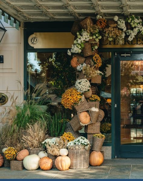 Fall Store Displays, Autumn Window Display, Fall Windows, Window Display Retail, Lights For Christmas, Decoration Vitrine, Pumpkin Display, Fall Decor Inspiration, Autumn Display