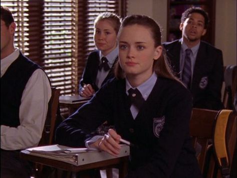 Rory Gilmore Chilton Aesthetic, Rory Chilton Uniform, Chilton Uniform, Rory Chilton, Rory Gilmore Chilton, Rory Gilmore Studying, Chilton Rory, Gilmore Girls Characters, Estilo Rory Gilmore