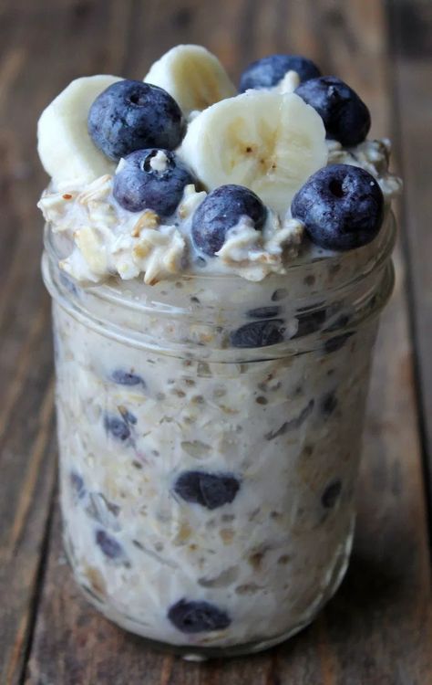 Blueberry Banana Overnight Oats, Resep Oatmeal, Overnight Oats In A Jar, Blueberry Overnight Oats, Menu Sarapan Sehat, Overnight Oatmeal Recipes, Oat Recipes Healthy, Resep Smoothie, Overnight Oats Recipe Healthy