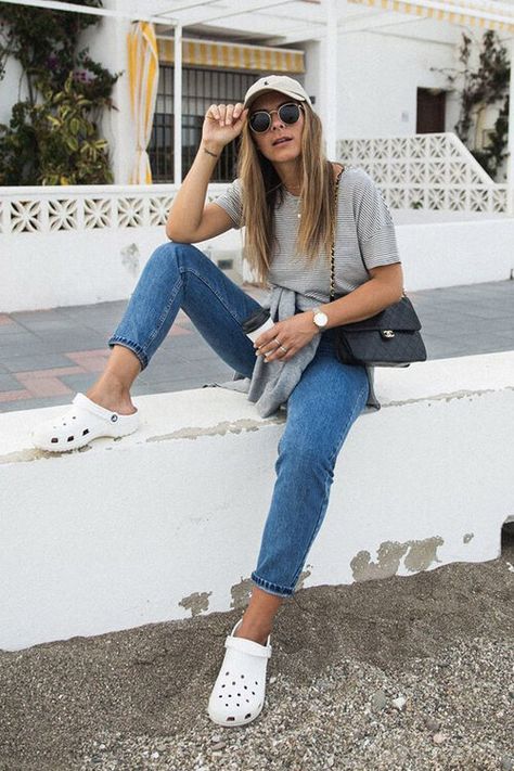 How to wear crocs | HOWTOWEAR Fashion White Crocs Platform Outfit, Crocks Outfits Aesthetic, Cute Outfits With Crocs Summer, White Crocks Shoes Outfit, White Crocs Outfit Summer, Croc Style Outfits, How To Style Crocs With Jeans, Crocs White Outfit, Crocs Outfit Fall