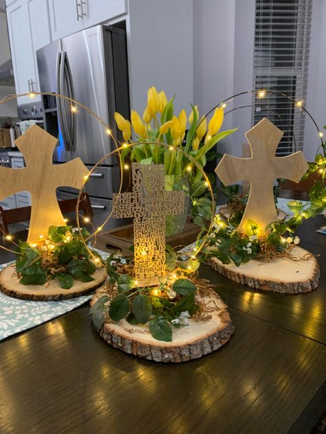 Cross Table Centerpiece, Christian Centerpiece Ideas, 1st Holy Communion Decorations, 1st Communion Centerpieces, Religious Centerpieces Ideas, First Holy Communion Centerpieces, First Comunion Decoracion Ideas, Diy Baptism Centerpieces, First Communion Decorations Centerpieces