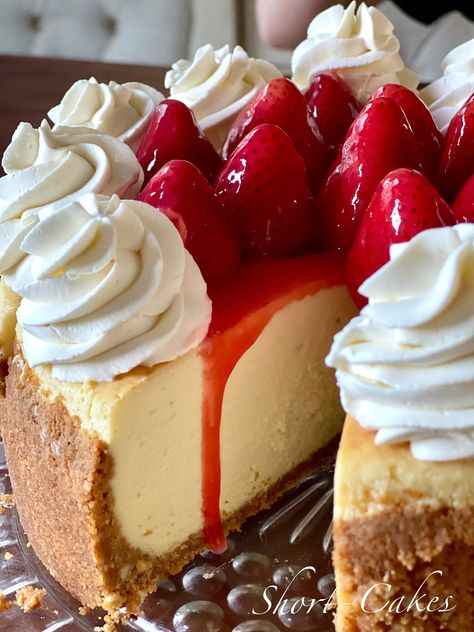 Strawberry Cheesecake Design, New York Cheesecake Aesthetic, Bday Cheesecake, Strawberry Cheesecake Recipes, Black Forest Cheesecake Recipe, Cheesecake Images, Cheesecake Aesthetic, Cheesecake Decoration, Cheese Cake Recipe