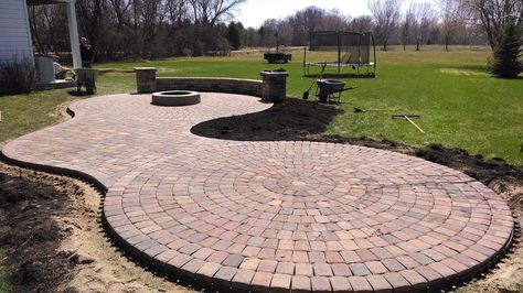 Nick's first patio design. Circle Patio, Concrete Patio Makeover, Landscaping Around Trees, Brick Patio, Brick Garden, Paved Patio, Landscape Design Plans, Diy Backyard Landscaping, Brick Patios