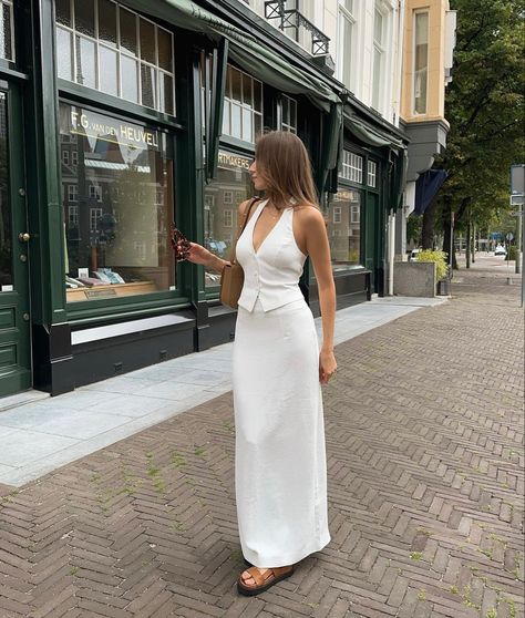 @lauralabee on ig Classy Aesthetic White, White Top For Women, Dress Fits Casual, Chic And Elegant Outfits, All White Dress Outfit, White Long Dress Casual, Chic Summer Outfits Classy, Elegant Casual Outfit Summer Classy, Elegant Outfit Casual Classy