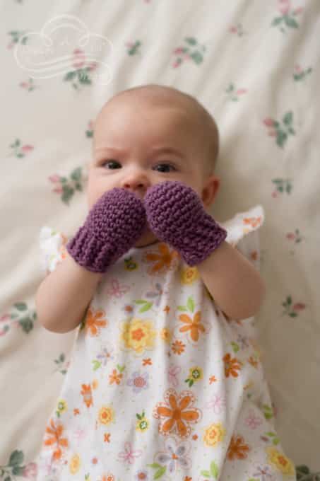 Baby mittens keep those adorable little hands nice and warm - perfect accessories for a baby girl Baby Accessories Diy, Crocheted Gifts, Crochet Baby Mittens, Baby Gloves, Gloves Crochet, Crochet Geek, Baby Mittens