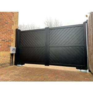 Large Driveway Ideas, Electric Gates Driveways, Modern Gates Driveway, Gate Inspiration, House Gates, Cheap Fence Ideas, Modern Gates, Double Gates, Aluminum Driveway Gates