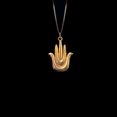 𝗣𝗘𝗡𝗗𝗔𝗡𝗧 𝗜𝗡𝗙𝗢𝗥𝗠𝗔𝗧𝗜𝗢𝗡 This pendant is made of real, solid gold. * Made in USA * Size: Mini * Material: 14k or 18k solid gold * Finish: polished * Height: 1" (25 mm) | *includes the small circle, bail dimensions not included * Width: 0.7" (17,5 mm) * Pendant weight (approx.): 3 grams (14k) * Bail: fits up to 4 mm chains * Solid back, not hollow * A certificate of authenticity is included * Delivered in our elegant jewelry box, making it the perfect gift Note: Our Mini sized pendants are small and delicate pieces - please verify the dimensions before placing your order. 𝗖𝗛𝗔𝗜𝗡 Our chain is made of solid gold and has a thickness of 1.5 mm. Weight is approx. 3 grams (varies between sizes). The chain is optional, you can select the "pendant only" option. 𝗦𝗛𝗜𝗣𝗣𝗜𝗡𝗚 & ? Hamsa Necklace Gold, Hand Pendant, Hamsa Charm, Gold Hamsa, Hamsa Pendant, Hamsa Necklace, Gold Dragon, Small Circle, Solid Gold Chains