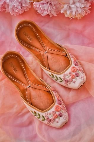 Bridal Sandals Heels, Indian Wedding Shoes, Fancy Sandals, Indian Shoes, Mode Shoes, Pretty Sandals, Punjabi Jutti, Embellished Shoes, Embroidery Shoes