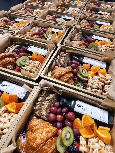 Boho Catering Set Up, Food In Box Aesthetic, Boxed Breakfast Catering, Breakfast Platter Ideas Mornings For 2, Lunch Box Catering Ideas, Corporate Lunch Boxes Catering, Corporate Breakfast Catering Ideas, Brunch Box Breakfast Ideas, Corporate Lunch Box Ideas