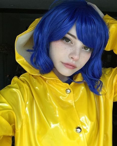 Diy Coraline Costume, Coraline Halloween Costume, Coraline Characters, Coraline Costume, Character Halloween Costumes, Creepy Halloween Makeup, Hallowen Costume, Diy Kostüm, Yellow Raincoat