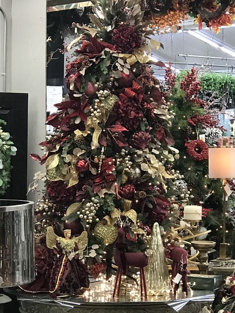 Traditional red, burgundy and gold Christmas tree. Christmas Tree Inspiration Red, Burgundy And Gold Christmas, Christmas Tree Inspiration Red And Gold, Green And Gold Christmas, Tree Inspiration, Elegant Christmas Trees, Gold Christmas Decorations, Christmas Tree Inspiration, Christmas Decorations Bedroom