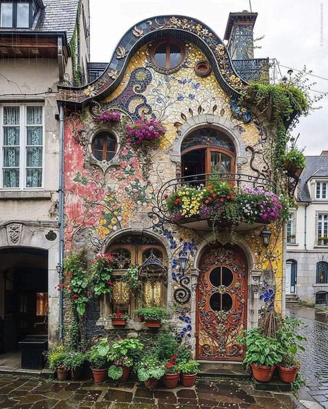 Liege Belgium, Unusual Homes, Paris Cafe, Amazing Buildings, Facade Design, Beautiful Architecture, Beautiful Buildings, Small Home, Pretty Places