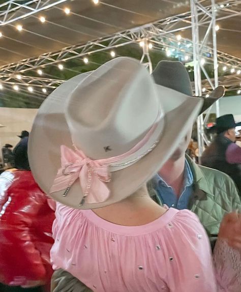 Cowboy Hat Bow, Girly Cowboy Hat, Decorate Cowboy Hats Diy, Girly Cowboy Aesthetic, Decorating Cowboy Hats Ideas, Senior Cowboy Hats, Hat Decorating Party, Cowboy Hat Design Ideas, Custom Cowboy Hat Ideas