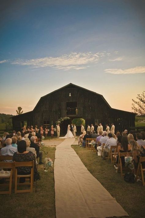 Dream wedding Burlap Aisle Runner, Country Western Wedding, Rustic Outdoor Wedding, Burlap Wedding, Future Mrs, Rustic Barn Wedding, Cute Wedding Ideas, Outside Wedding, Western Wedding