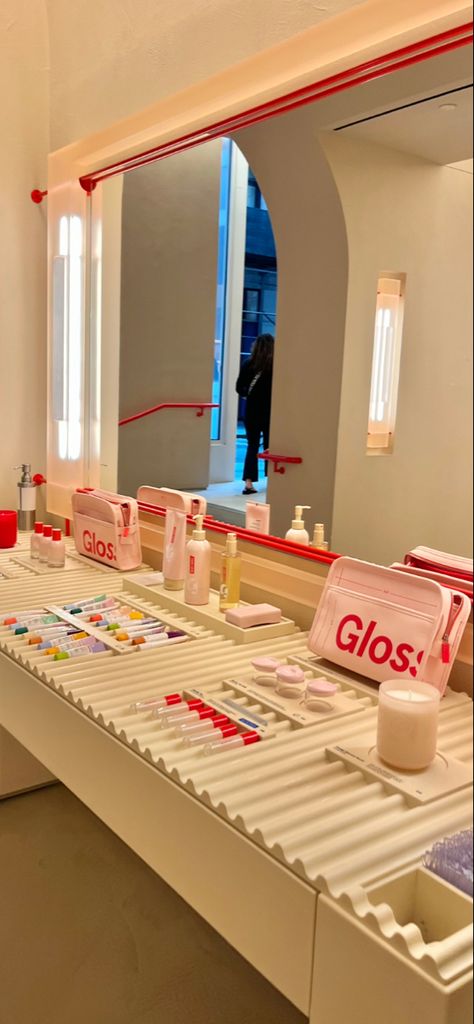 New York Glossier, Glossier Store Aesthetic, Bueaty Products, Glossier Nyc, Glossier Shop, Nyc Bday, Glossier New York, Glossier Store, Dream Vanity