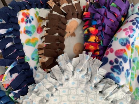 Make Blankets for Dogs and Cats - A.R.F.-Animal Rescue Foundation Diy Dog Blankets, Fleece Dog Bed, Kids Ties, Cats Diy Projects, Make Blanket, Patchwork Blanket, Cat Blanket, Comfortable Bed, Dog Blanket