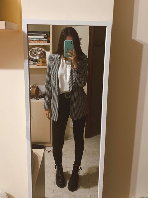 Business Casual Outfits With Combat Boots, Business Casual With Combat Boots, Combat Boots Office Wear, Professional Combat Boots Outfit, Combat Boots Business Casual Outfit, Combat Boot Professional Outfit, Combat Boots Work Outfit Winter, Combat Boot Work Outfit, Outfit Botas