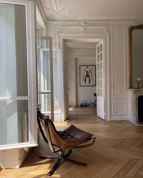 Laura on Instagram: "This place 🫶🏼" Expensive Houses Interior, Window Apartment, European Apartment, Airy Living Room, Paris Flat, Houses Interior, Parisian Apartment, Expensive Houses, Interior Renovation