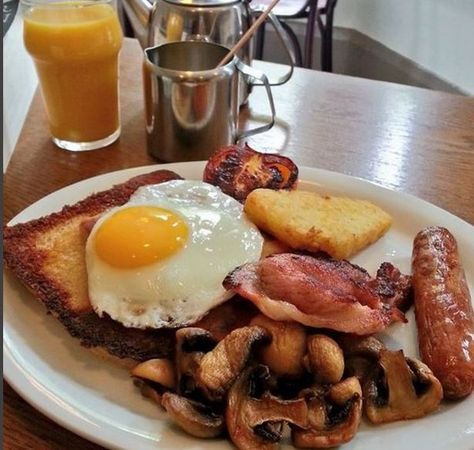 maggie mays belfast Ulster Fry, Full Irish Breakfast, Places In Ireland, Tomatoes On Toast, Veggie Sausage, Irish Breakfast, Grab Food, Study Art, Yogurt And Granola